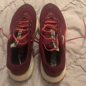 Nike escape worn once dark burgundy size 8&1/2 no stains maybe worn for 1 Hr